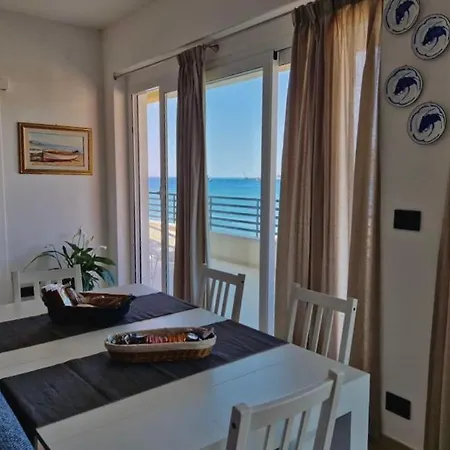 Lägenhet Un Affaccio Sul Mare *